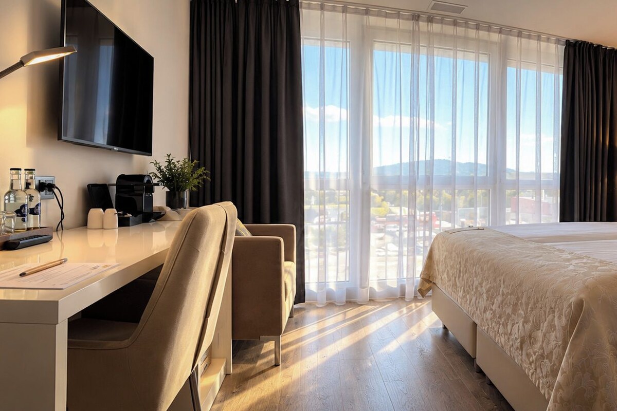 Hypo-allergenic bedding, minibar, in-room safe, blackout curtains