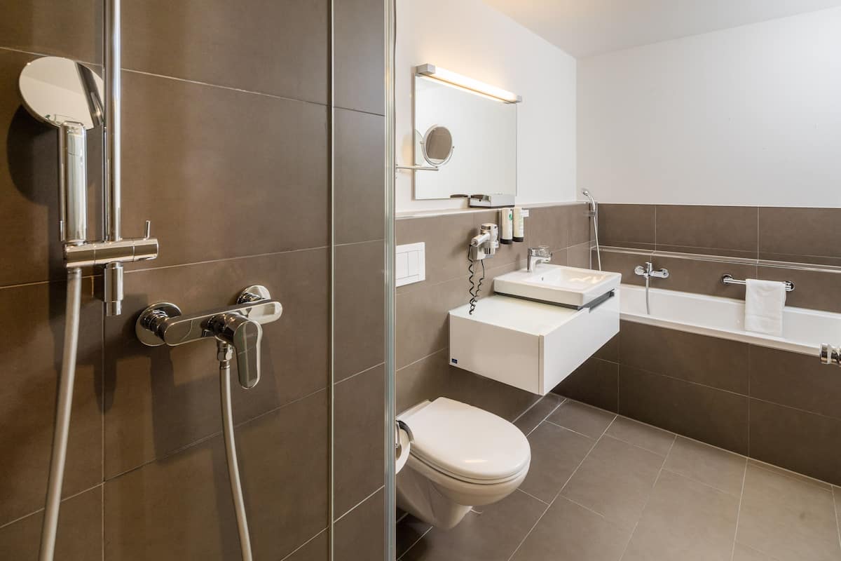 business suite | bathroom | shower, eco-friendly toiletries, hair dryer, towels