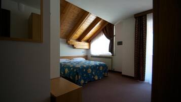 Zimmersafe, Schreibtisch, Verdunkelungsvorhänge, Babybetten