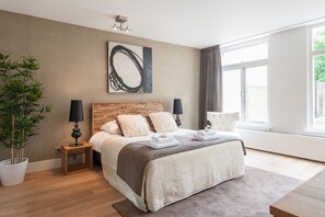 Studio (1 studio, 2 pers) | Laptop workspace, iron/ironing board, free WiFi, bed sheets - Stayci Apartments Museumpark Deluxe (Rotterdam)