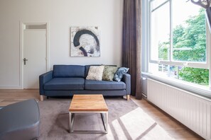 Lägenhet - 1 sovrum | Vardagsrum | 55-centimeters platt-tv med kabelkanaler, tv och dvd-spelare