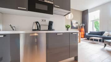 Apartment, 1 Bedroom | Dapur peribadi | Peti sejuk/penyejuk beku saiz penuh, ketuhar gelombang mikro, dapur
