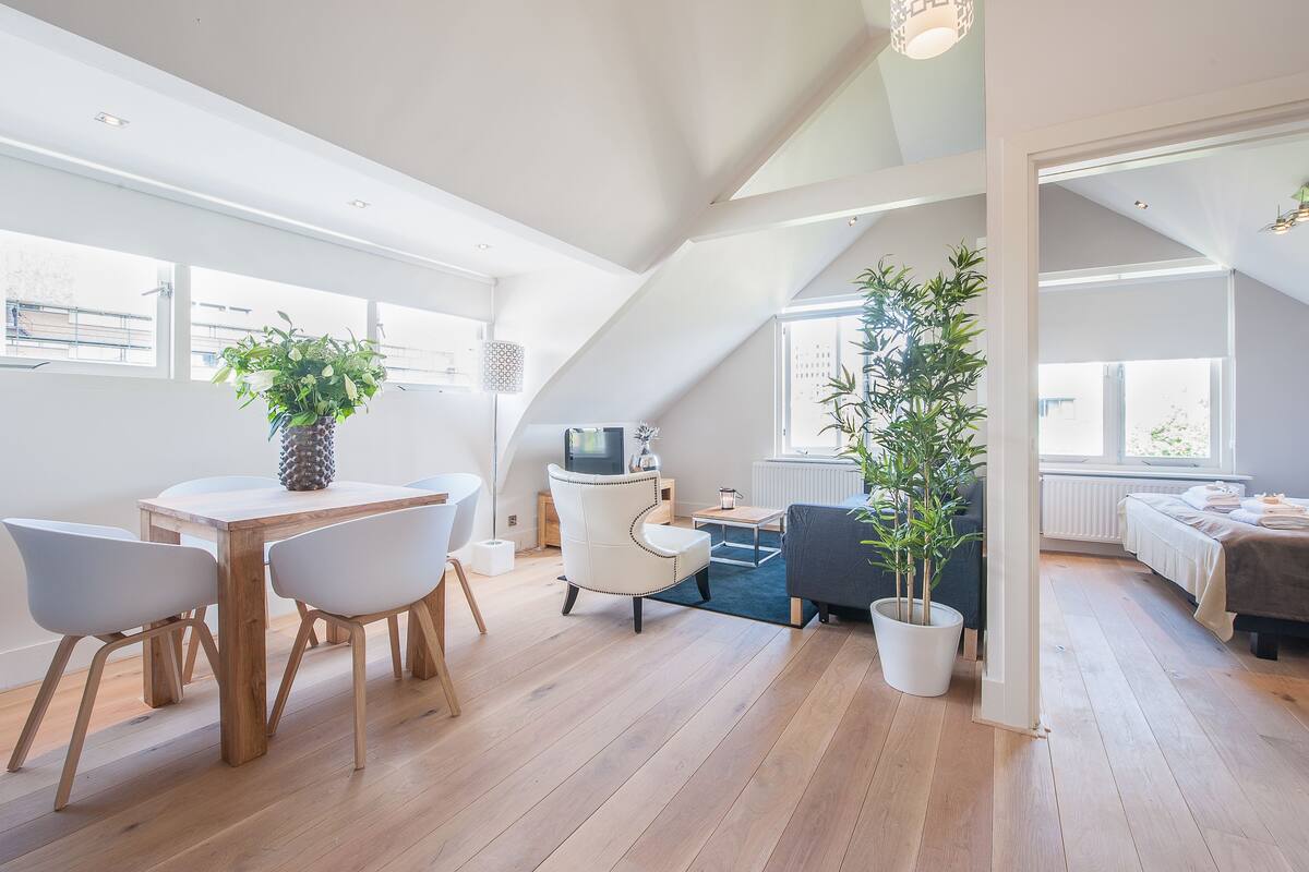 Un espacioso loft con comedor, sala de estar y habitación.