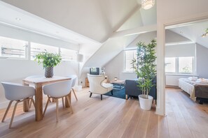 Loft, 1 Bedroom | Living area | 55-cm flat-screen TV with cable channels, TV, DVD player