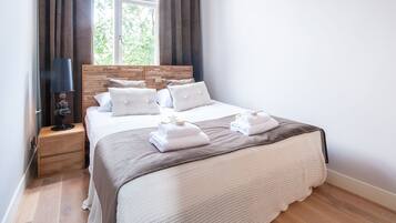Appartement, 1 slaapkamer | Een laptopwerkplek, een strijkplank/strijkijzer, gratis wifi, beddengoed