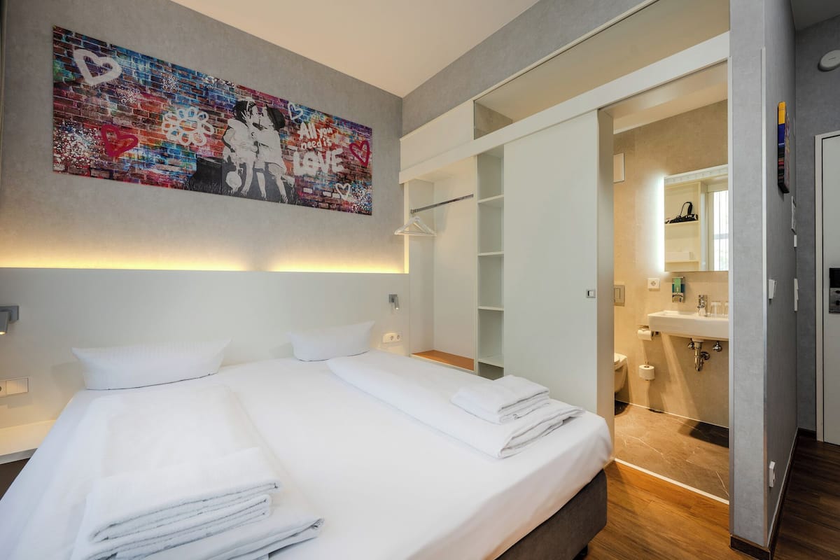 Double Room | Luxe beddengoed, pillowtop-bedden, een bureau, verduisterende gordijnen