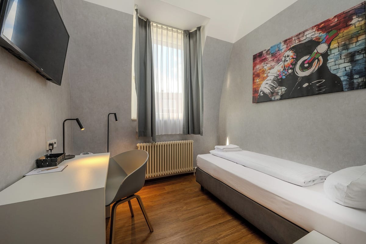 Single Room | Luxe beddengoed, pillowtop-bedden, een bureau, verduisterende gordijnen