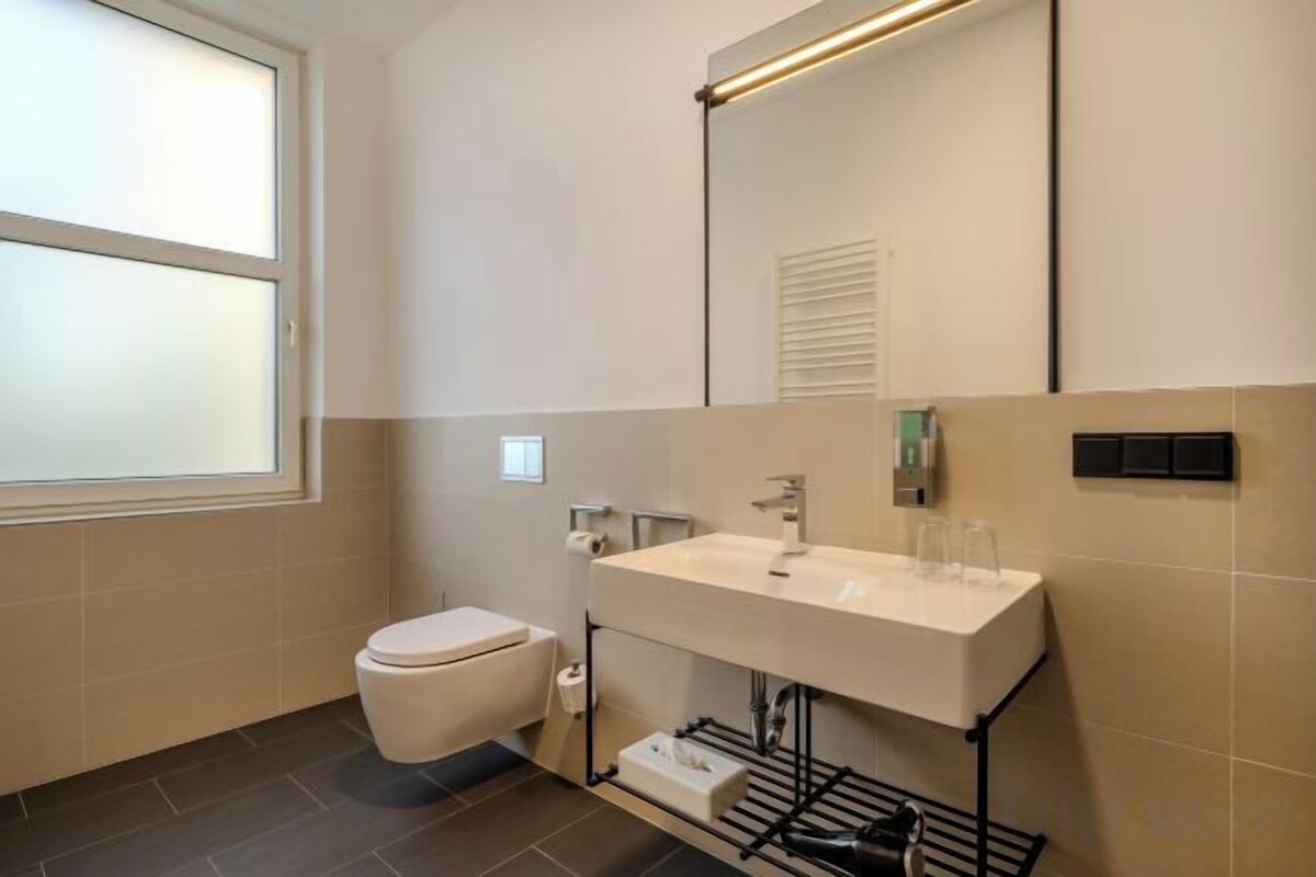 Salle de bain | Douche, douche cascade, séchoir à cheveux, serviettes fournies