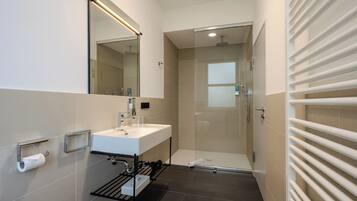 Superior Single Room | Bathroom | Shower, rainfall showerhead, hair dryer, towels