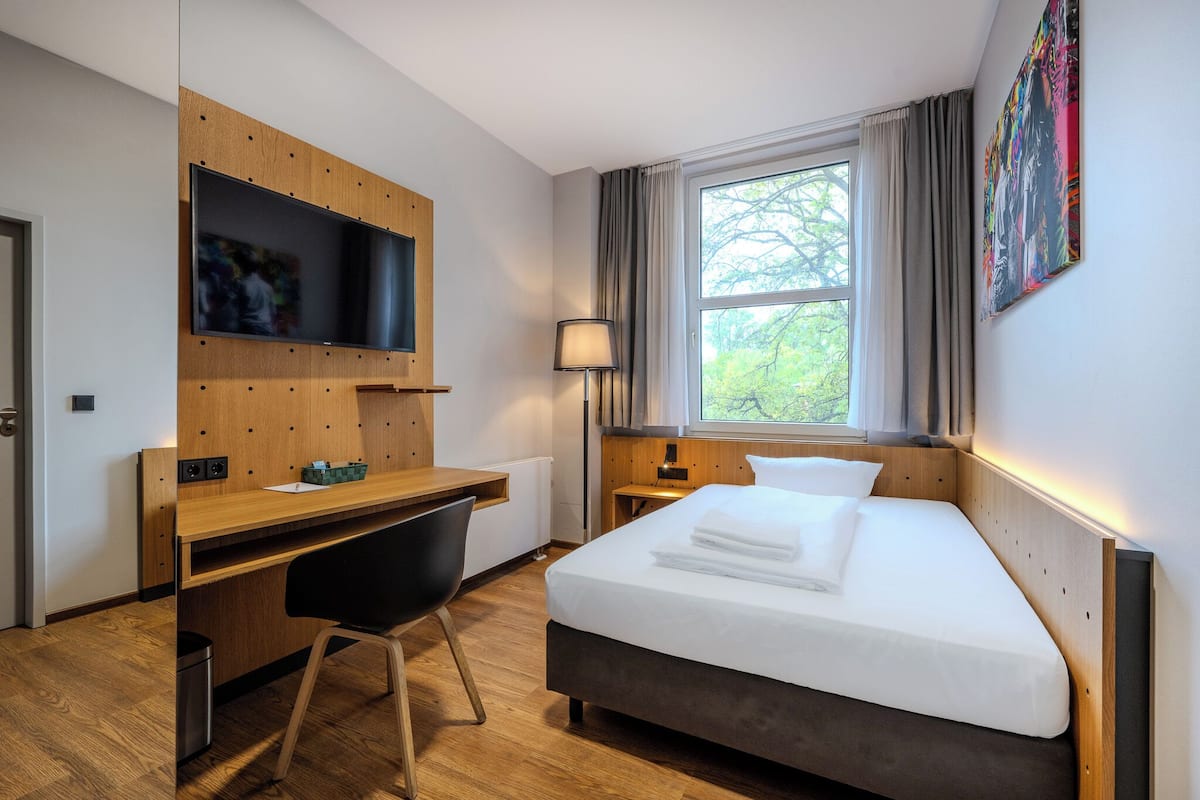 Superior French Room | Luxe beddengoed, pillowtop-bedden, een bureau, verduisterende gordijnen
