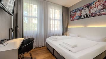 Double Room | Hochwertige Bettwaren, Schreibtisch, Verdunkelungsvorhänge