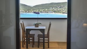Habitación Deluxe, vistas al mar | Minibar, caja fuerte, wifi gratis y ropa de cama