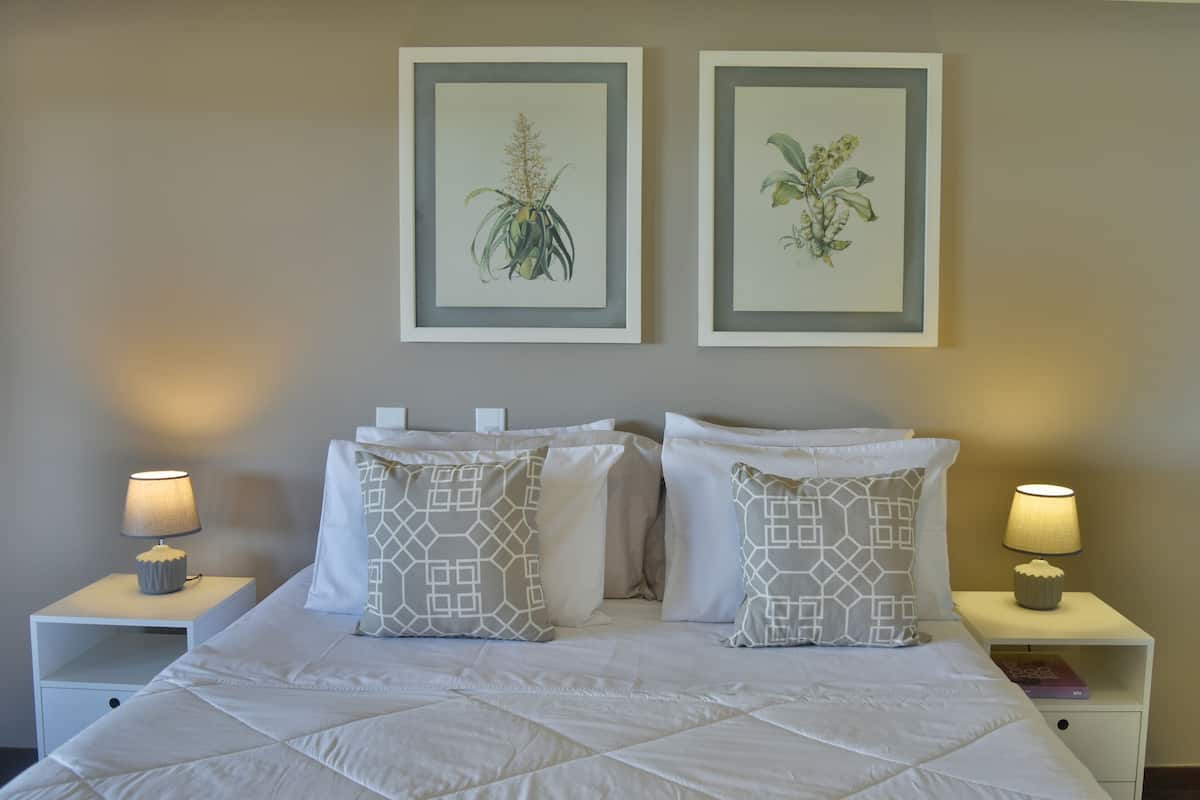 Deluxe Room, Sea View | Minibar, in-room safe, free WiFi, bed sheets