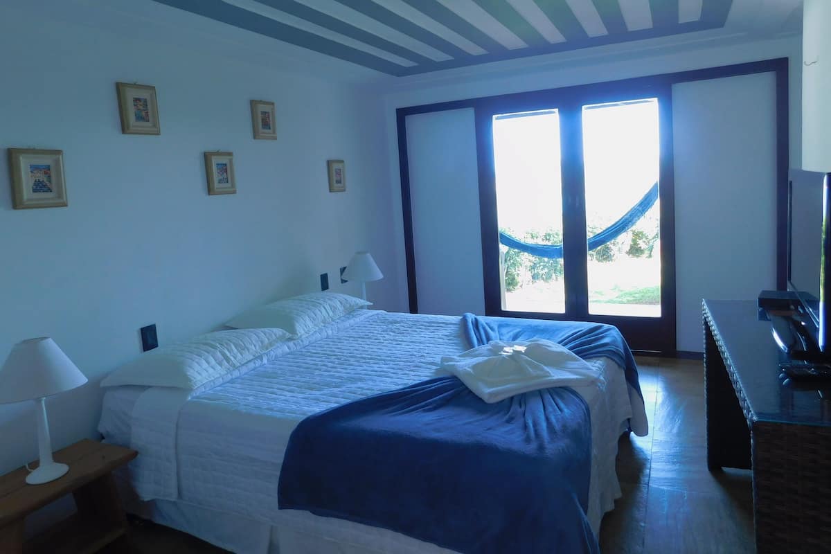 Minibar, caja de seguridad en la habitación, wifi gratis y ropa de cama