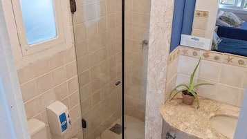 Quadruple Room | Bathroom | Towels