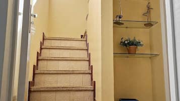 Habitación cuádruple | Zona de estar | Televisión LCD de 32 pulgadas con canales digitales, una televisión