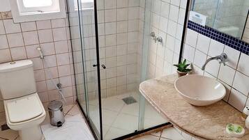 Habitación cuádruple | Baño | Toallas