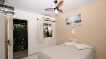 Habitación superior con 1 cama matrimonial o 2 individuales | Minibar, caja de seguridad en la habitación y decoración personalizada