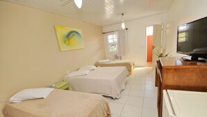 A hotel room with two beds, a television, and a desk. - Pousada Areias Brancas (Búzios)