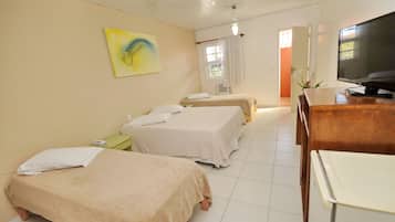 Minibar, caja de seguridad en la habitación y decoración personalizada