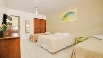 Minibar, caja de seguridad en la habitación y decoración personalizada