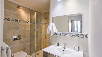 Habitación doble superior | Baño | Secador de pelo y toallas