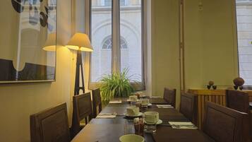 Desayuno continental los fines de semana (con cargo)