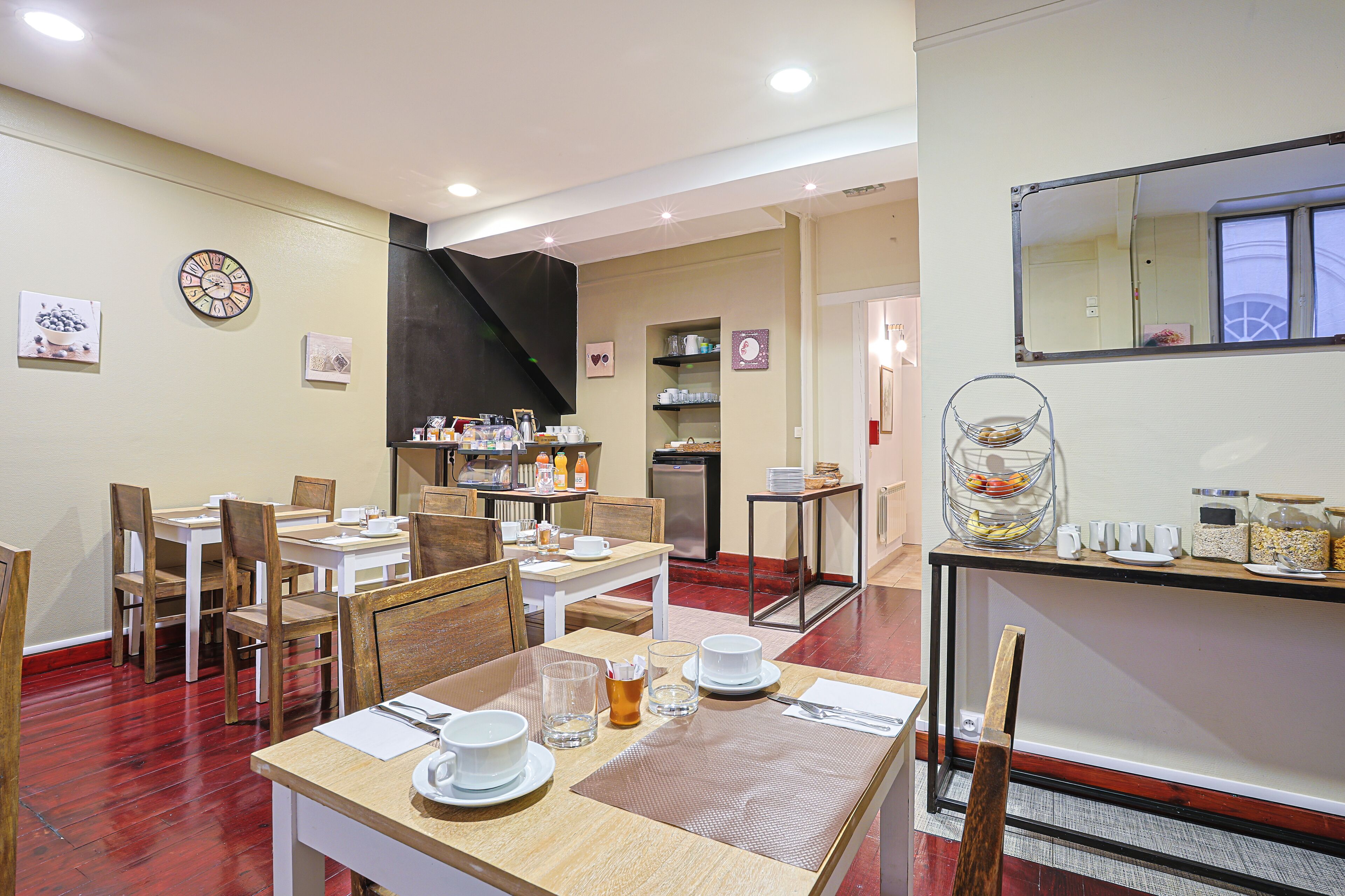 daily continental breakfast (eur 9.50 per person)