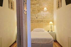 Kamar Twin | Seprai premium dan didekorasi berbeda-beda