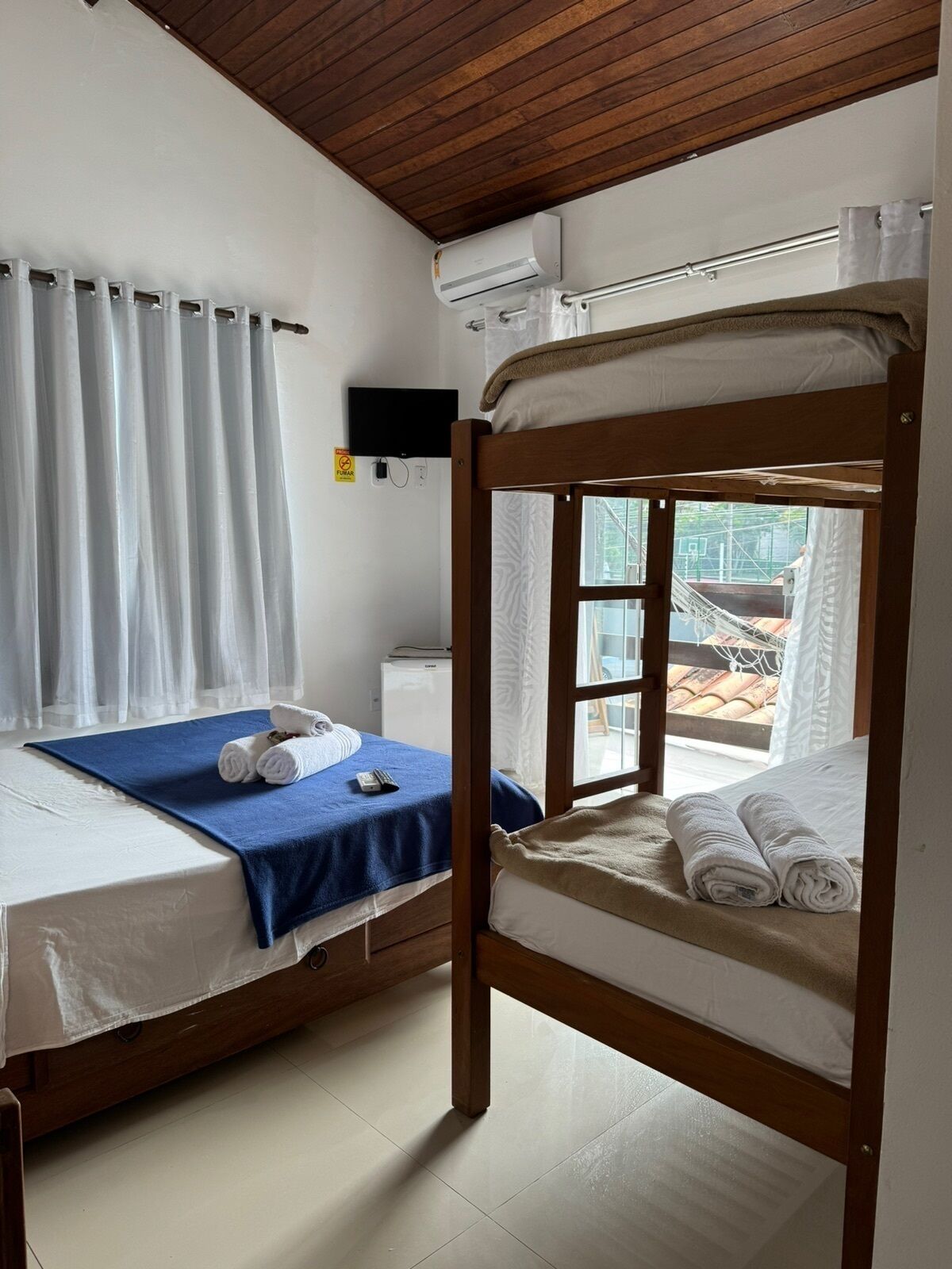 Phòng 4 Cao cấp | Minibar, truy cập Internet không dây miễn phí, bộ trải giường 