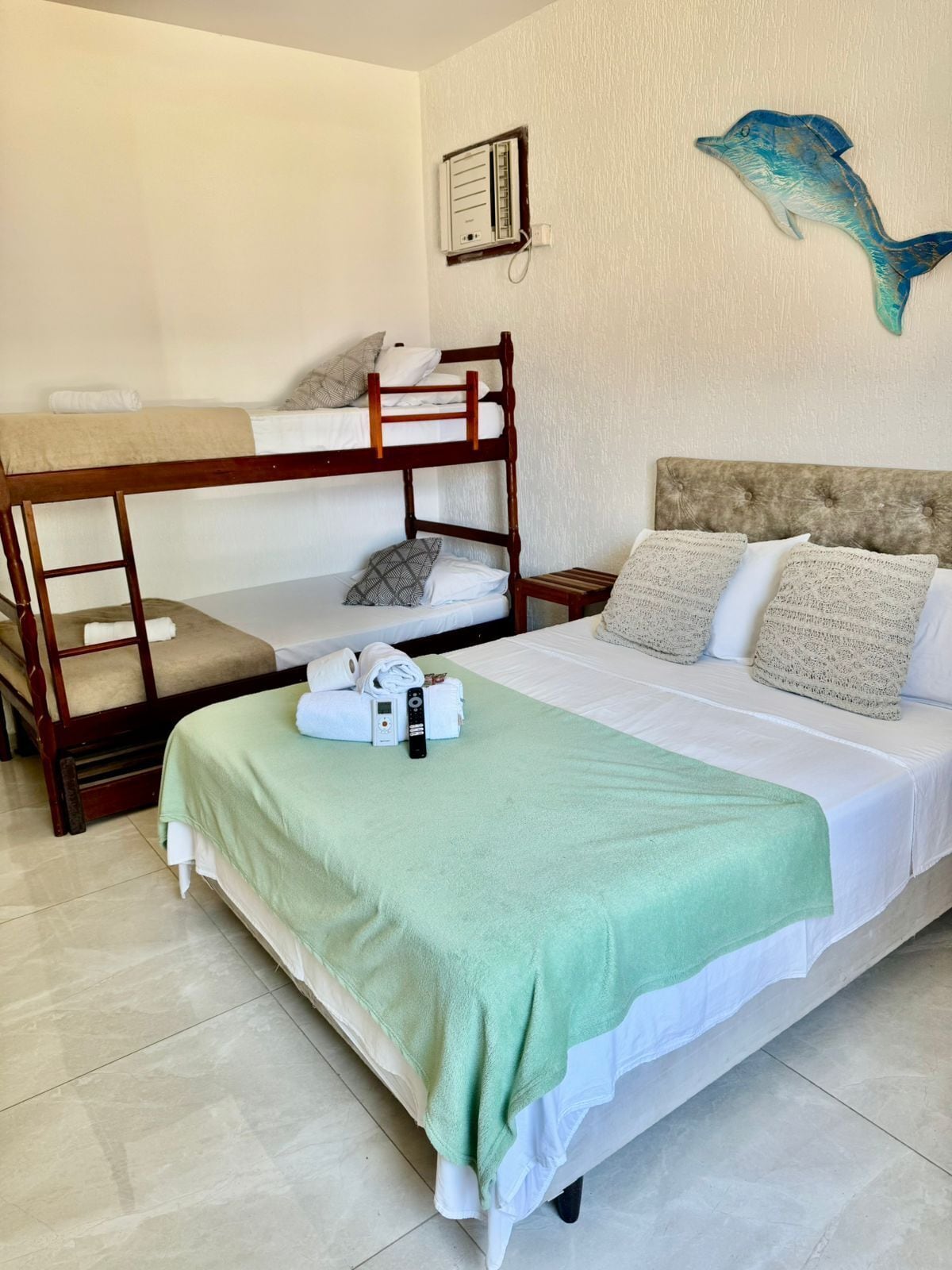 Quarto familiar | Minibar, free WiFi, bed sheets