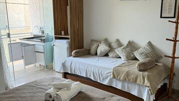 Loft com Cozinha | Frigobar, Wi-Fi de cortesia, roupa de cama