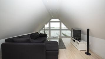 Apartment | Living area | 40-inch flat-screen TV with satellite channels, TV