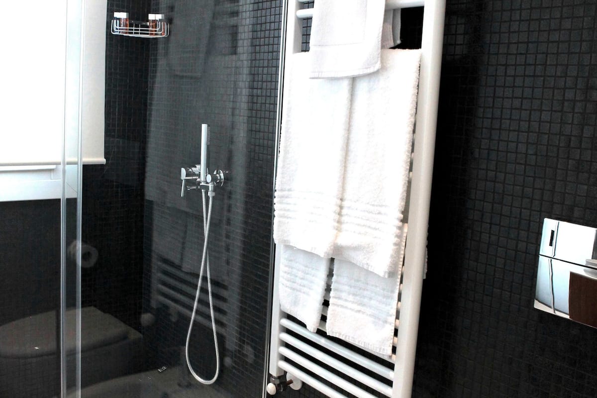 Shower, rainfall showerhead, free toiletries, hair dryer