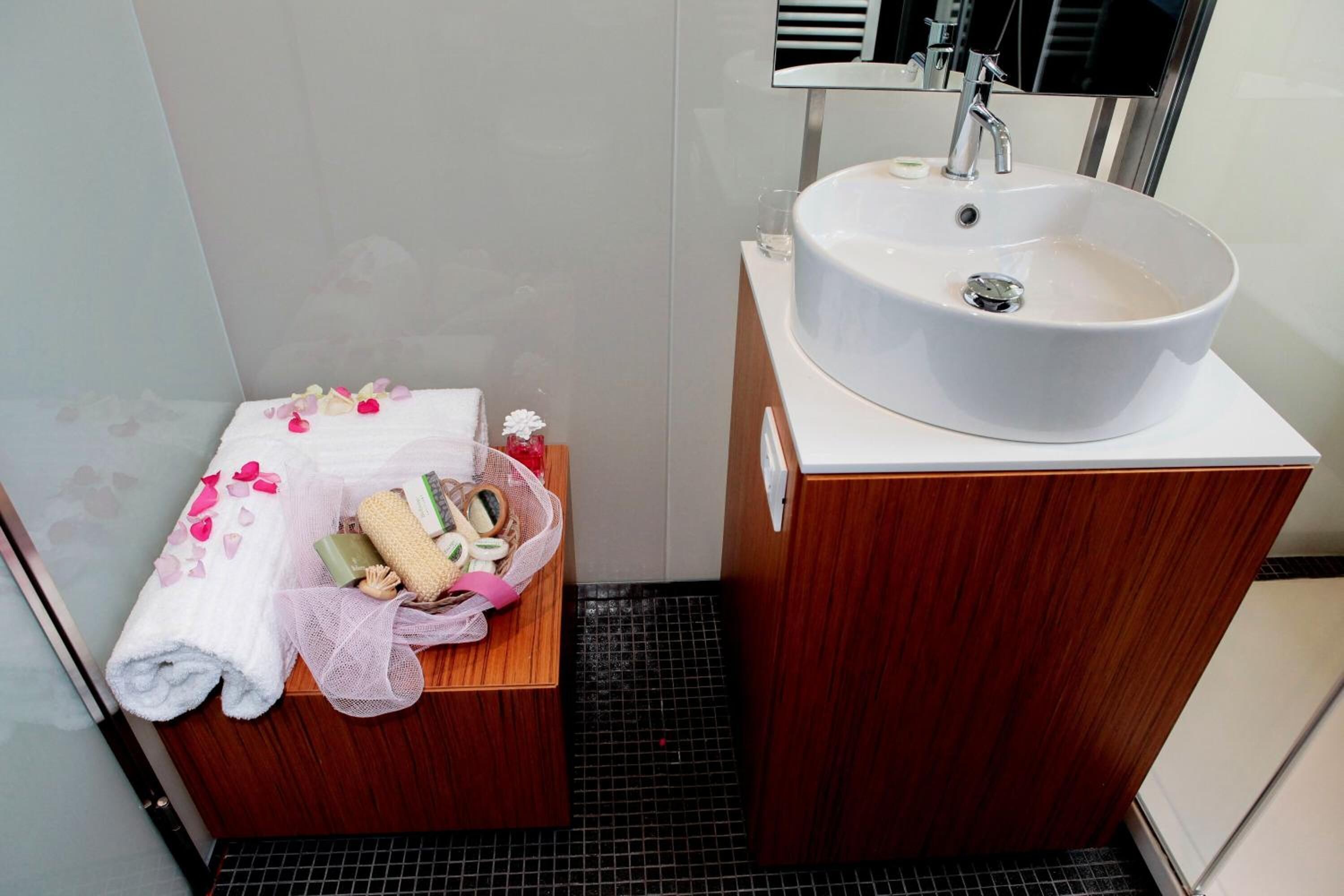 shower, rainfall showerhead, free toiletries, hair dryer