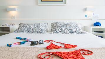 Habitación Deluxe, balcón, vista al mar | Edredón, camas con pillow-top y minibar