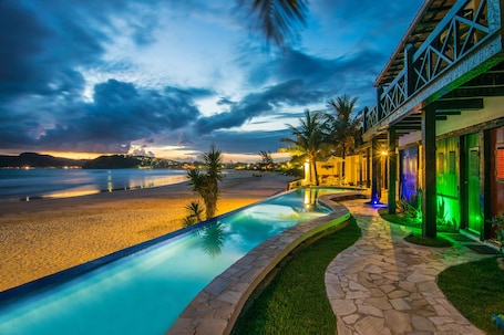 Piscina externa, espreguiçadeiras. Chez Pitu Praia Hotel