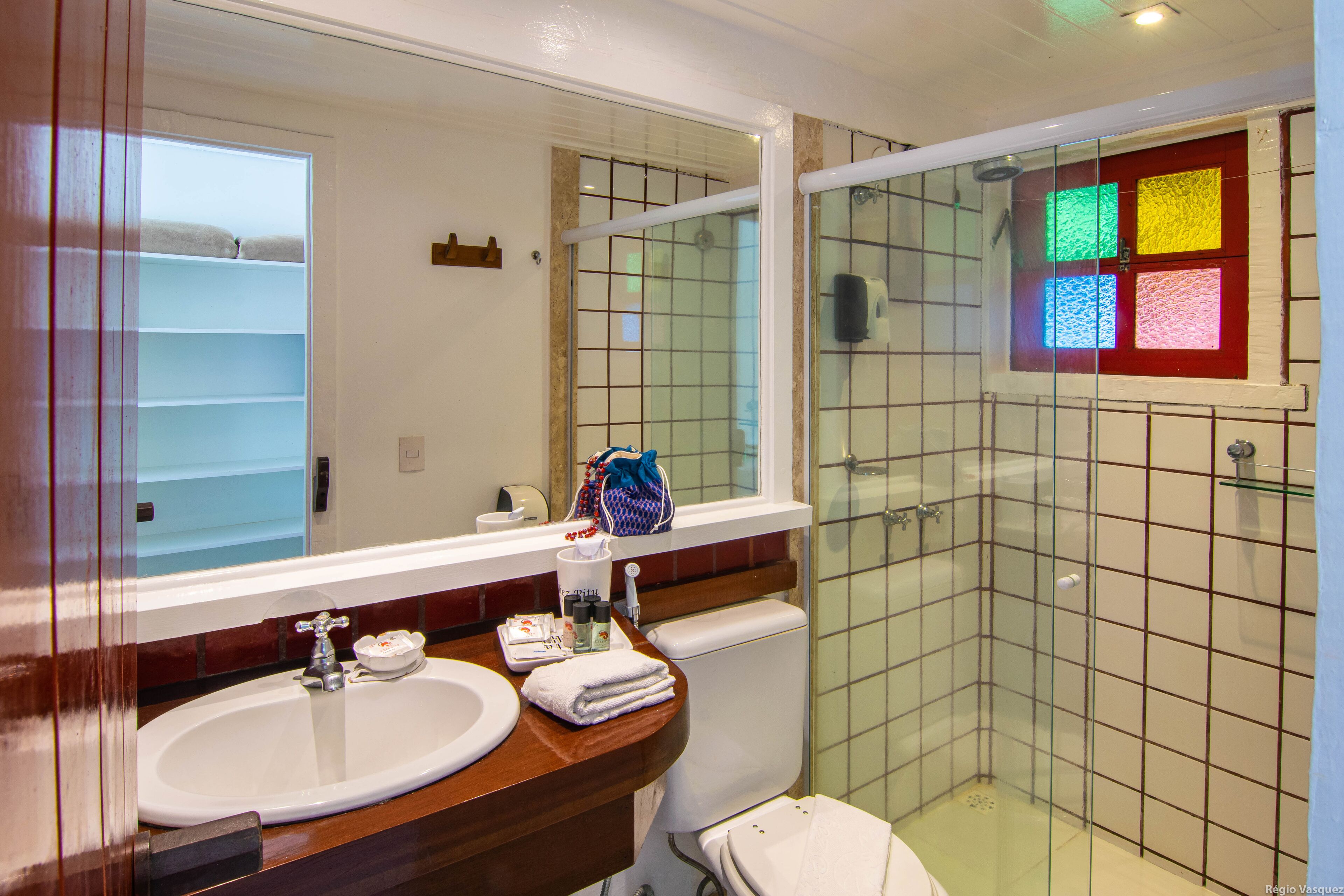 Ein Badezimmer mit Waschbecken, Spiegel und Dusche.