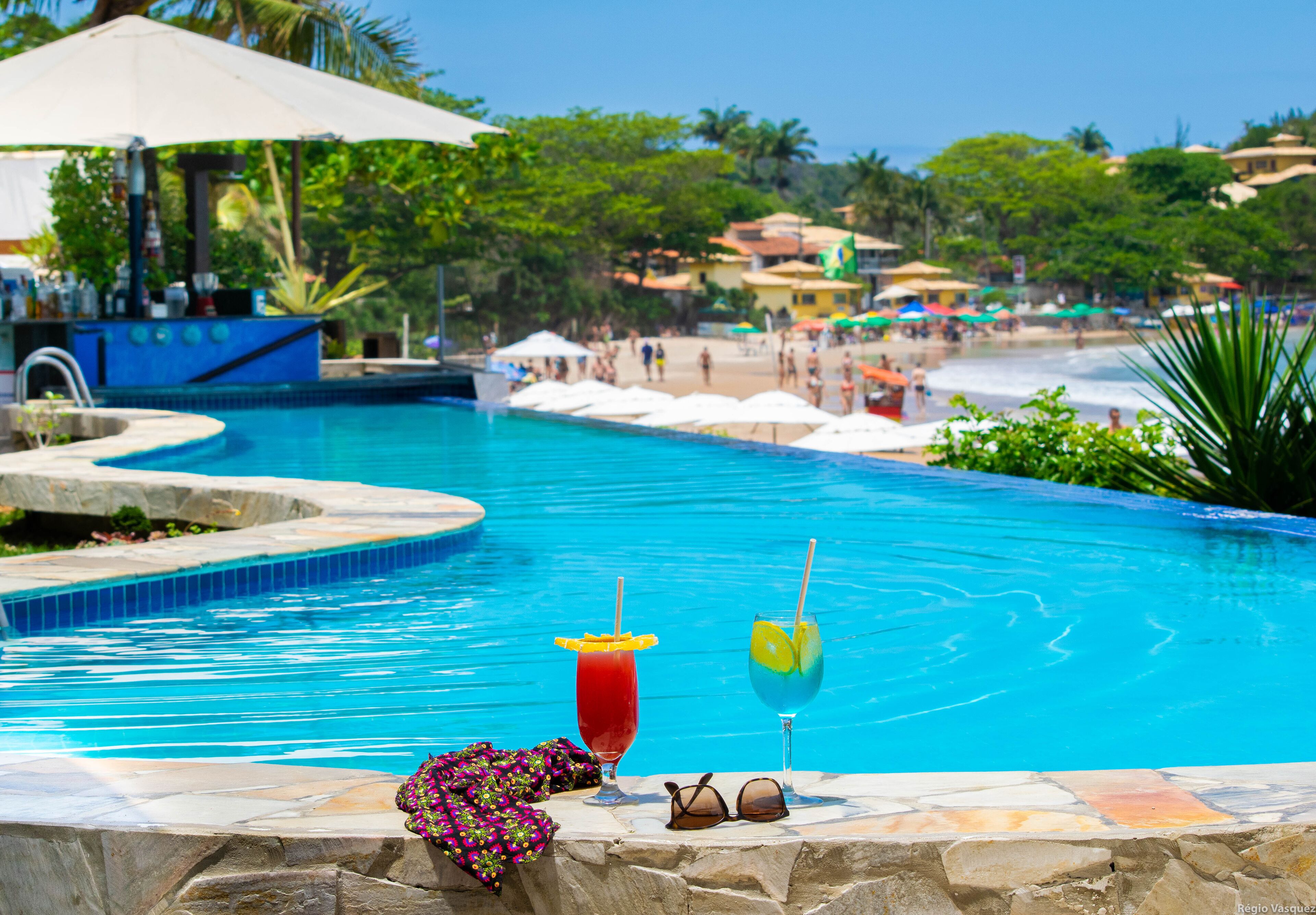 Bar junto a la piscina