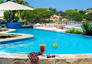 Bar junto a la piscina