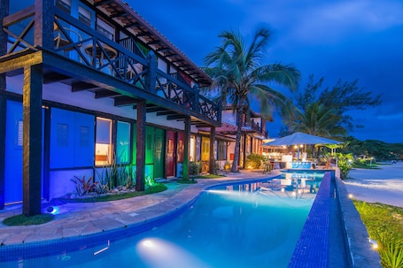 Una piscina al aire libre, sillones reclinables de piscina