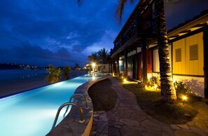 Outdoor pool, sun loungers - Chez Pitu Praia Hotel (Búzios)