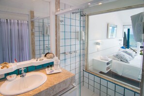 Deluxe Room, Balcony, Sea View | Bathroom | Shower, free toiletries, hair dryer, towels - Chez Pitu Praia Hotel (Búzios)