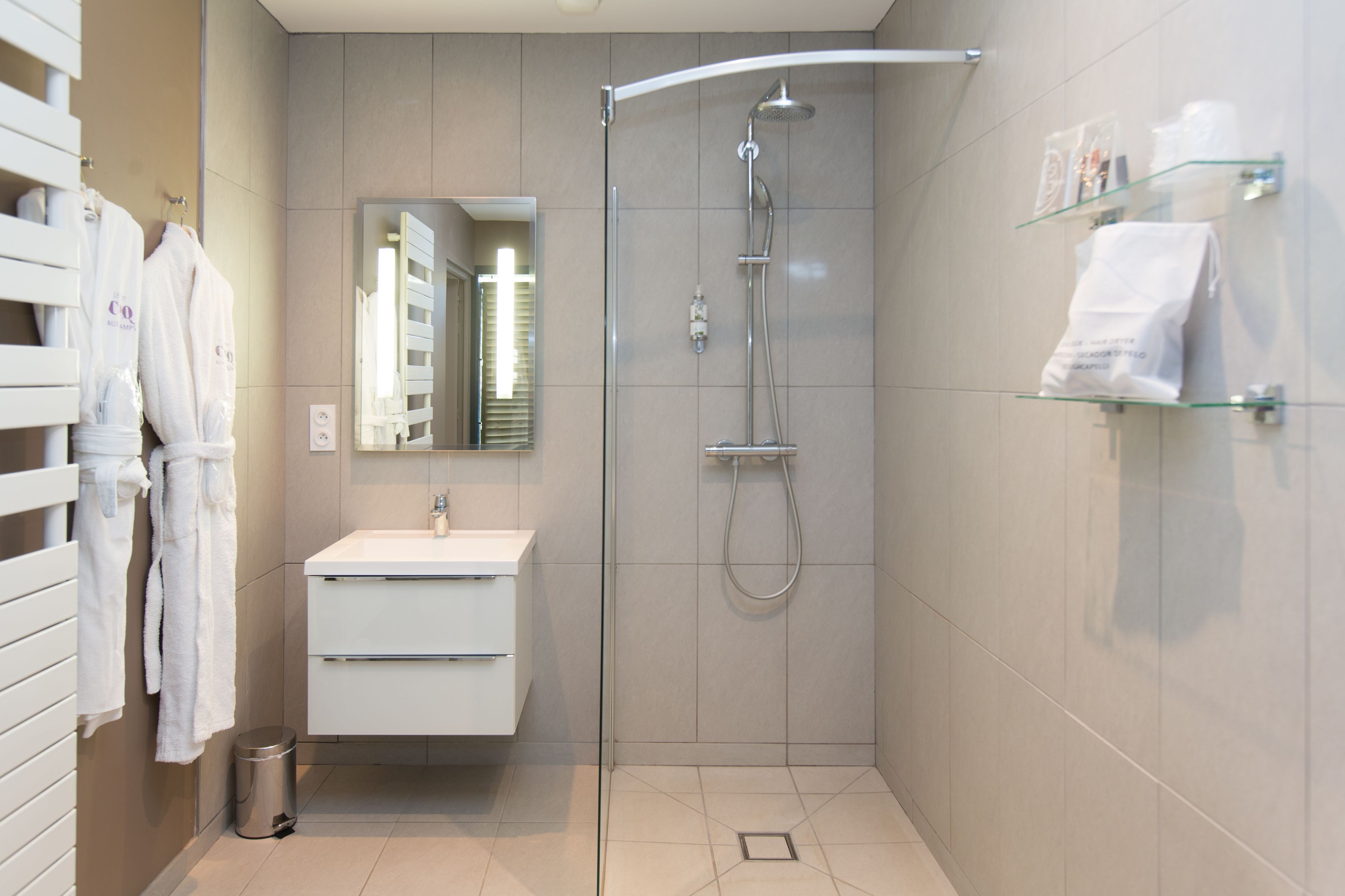 deluxe double room (club piscine) | bathroom | towels