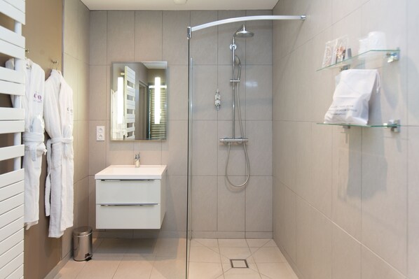 A modern bathroom with a glass shower enclosure, a white vanity, and a mirror. - Le Petit Coq Aux Champs (Campigny)