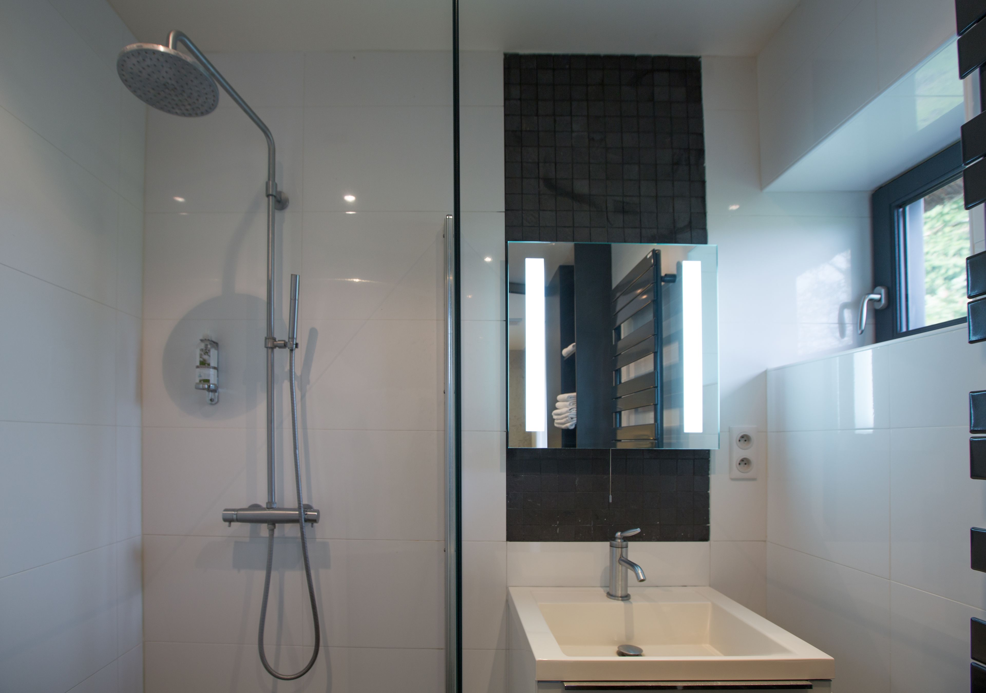 superior double room (contempory) | bathroom | towels