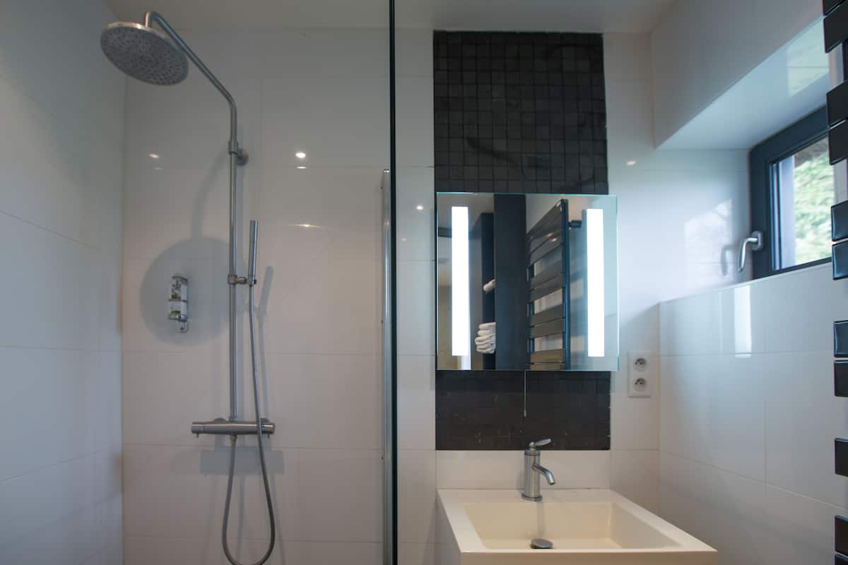 superior double room (contempory) | bathroom | towels