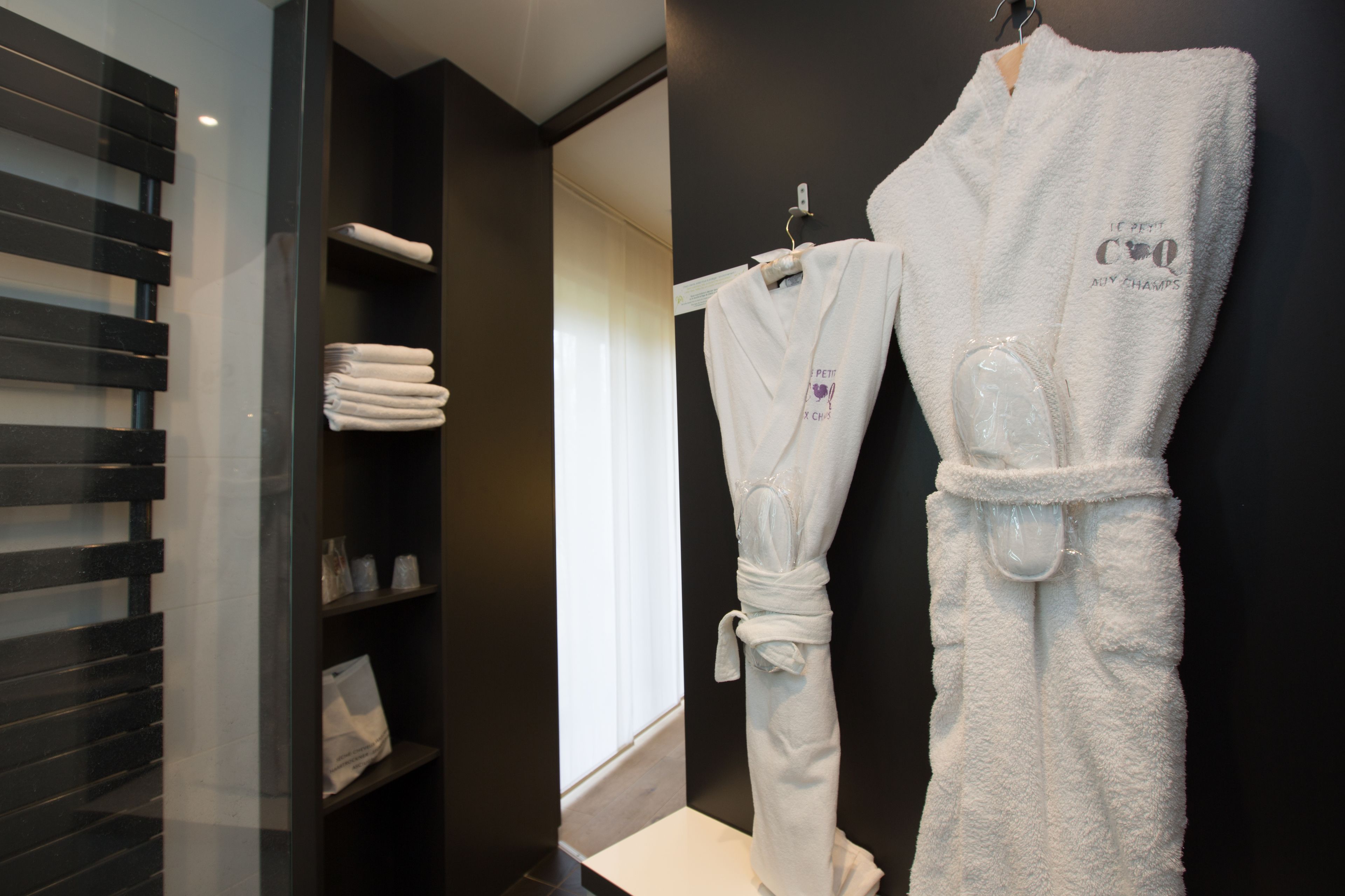 superior double room (contempory) | bathroom | towels