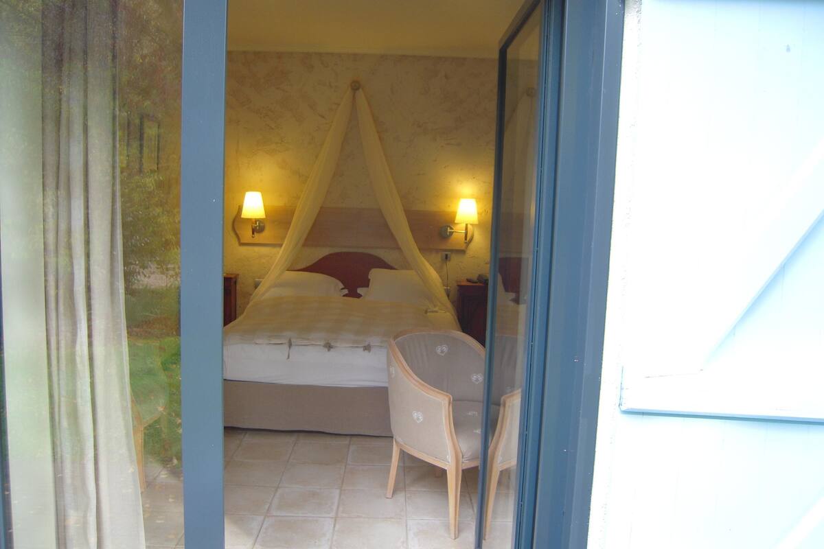 premium bedding, in-room safe, soundproofing, free cots/infant beds