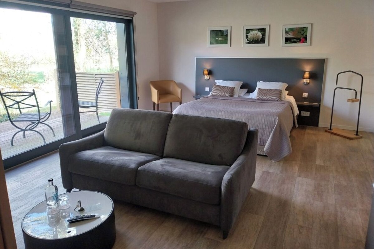 Habitación Deluxe doble (Club Piscine) | Ropa de cama de alta calidad, caja fuerte, sistema de insonorización